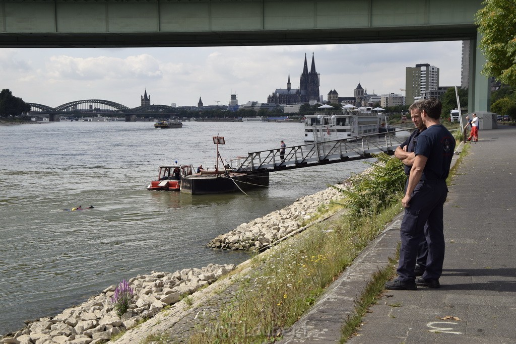 Uebung BF Taucher und Presse Koeln Zoobruecke Rhein P147.JPG - Miklos Laubert